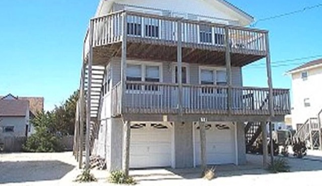 Pet Friendly. Oceanside. WIFI. DOG friendly home, located in Ship Bottom Ocean Side Duplex 1st Fl 77708