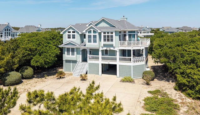Pet Friendly, Private Pool and Hot Tub, Steps to the Beach!