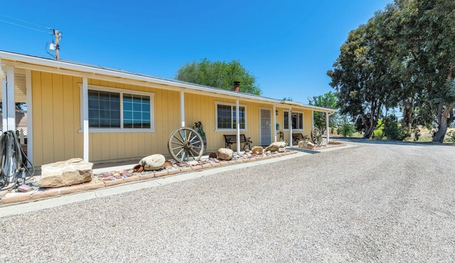 Pet Friendly Ranch with Fire Pit, BBQ and Pool!