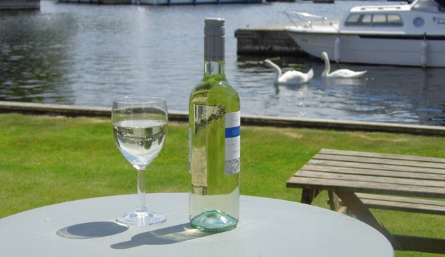 Pet-friendly riverside cottage, Wroxham, Norfolk, ideal for fishing/boating