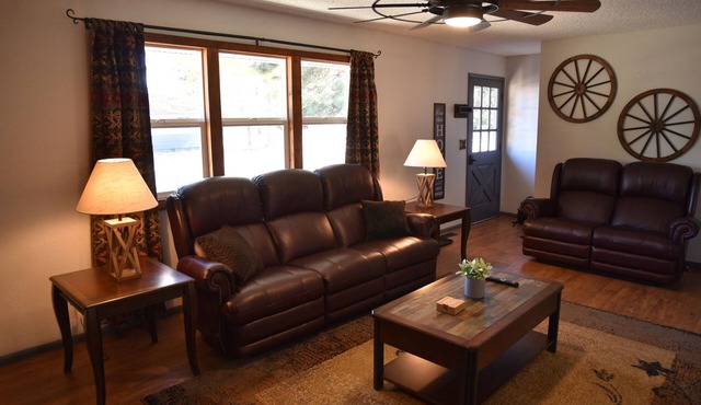Pet-Friendly Rustic Western Retreat –Walk to Route 66 & Grand Canyon Train Depot