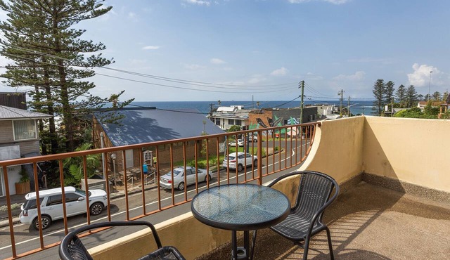 Pet friendly Seaview Apartment in the heart of Coledale village. 100m to Beach