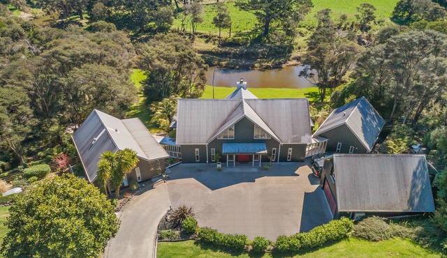 Pet friendly, self-contained loft with private deck & small garden