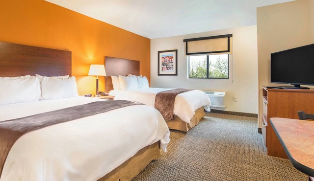 Pet-Friendly Single Unit Perfect for Family Trips Near Great Plains Zoo