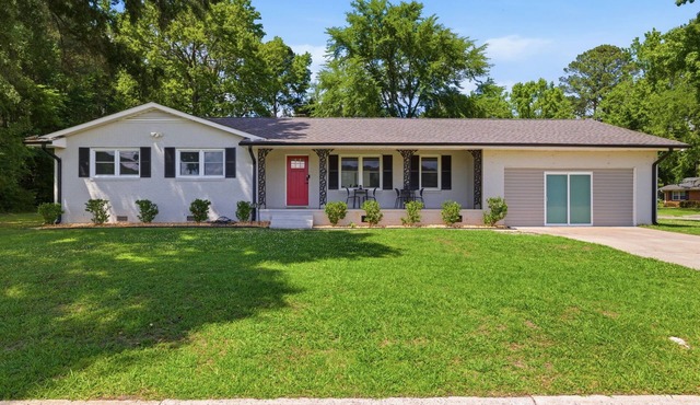 Pet Friendly sleeps 10 Fenced Yard Garage Studio