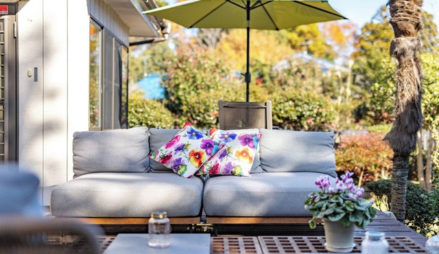 Pet friendly, spacious bedroom + private balcony