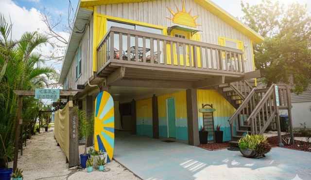 Pet Friendly! Steps to white sandy beaches and the bay! Automatic discounts applied for stays longer than 7 days and 30 days!