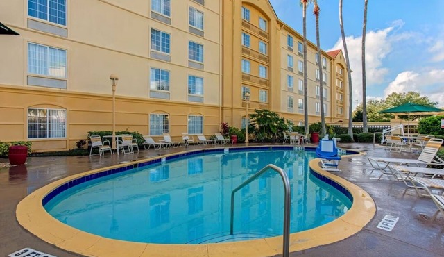 Pet-Friendly Stay – Comfortable Room Near the Airport | Pool | Free Shuttle