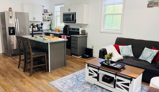 Pet-Friendly Stay Cozy Vibes in a Prime Location