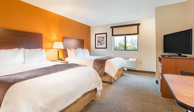 Pet-Friendly Stay w/Full Kitchen Near Cascade Falls & Iowa State Fairgrounds