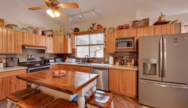 Pet-Friendly Strawberry Cottage w/Patio & Yard!
