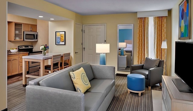 Pet-friendly Suite with Private Kitchen! Close to Faust Park & Butterfly House!