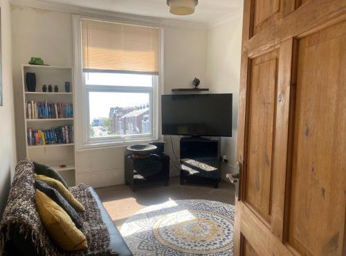 Pet Friendly Top Floor Apt w Sea View Sleeps 5