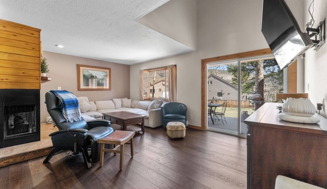 Pet-Friendly Townhome w/Private Sauna & Large Backyard