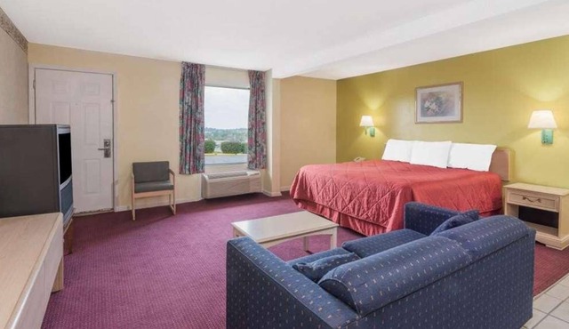 Pet-friendly Unit! Roundtrip Airport Shuttle Available, Free Breakfast, Parking