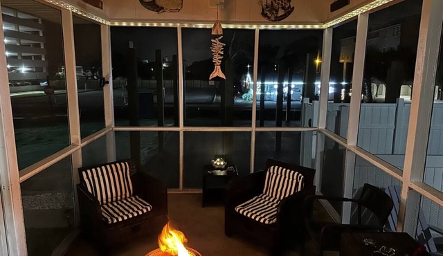 Pet-friendly bungalow w/firepit, steps from the beach, central location in NMB!