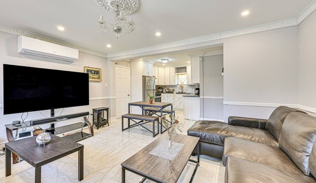 Pet-Friendly Valley Stream Duplex - 1 Mi to Mall!