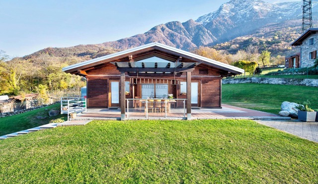 Pet-Friendly Villa "Chalet Inganna" with Lake View, Garden & Wi-FI