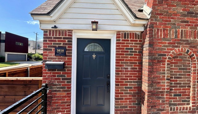 Pet-Friendly Weekend Retreat with Private Yard-Walking distance to Dickies Arena