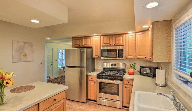 Pet-Friendly Whitefish Bay Getaway w/Large Yard!