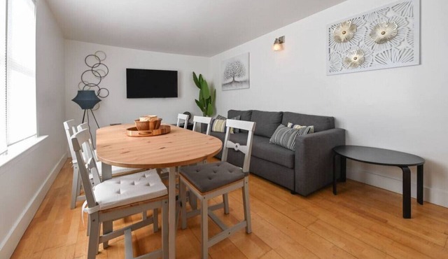 Pet Lovers` Haven Near UCB & Subway