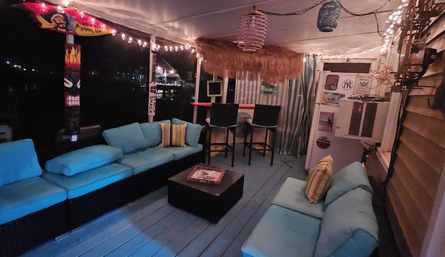 *Pet-Friendly Waterfront Tiki Escape with Fire Pit, bars, screened in porch
