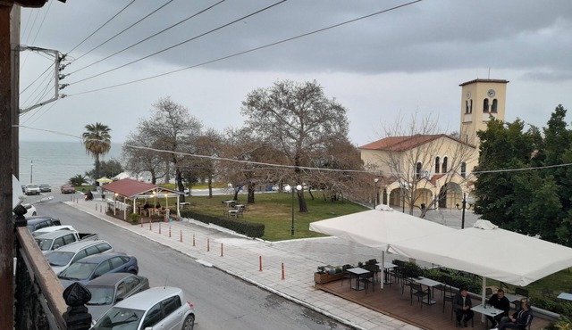 Petalidi Square