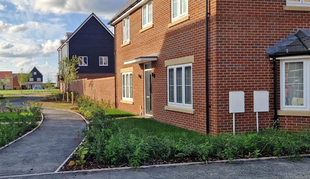 Peterborough - House - Sleeps 8 - Parking - Garden
