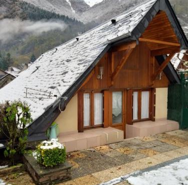 petite maison de montagne avec jardin