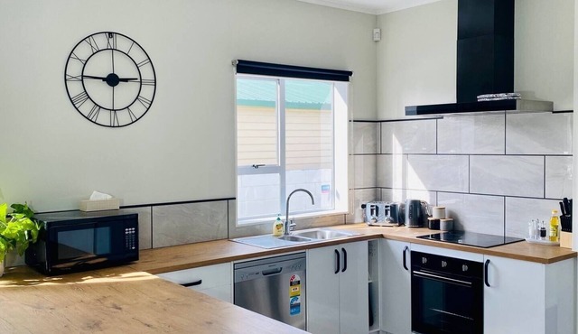 Petone Beach - Entire Villa & Optional Sleep-Out