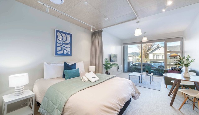 Petone Studio - Balcony, Bath Tub, Sleeps 2