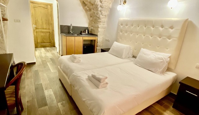 Petrakis Inn