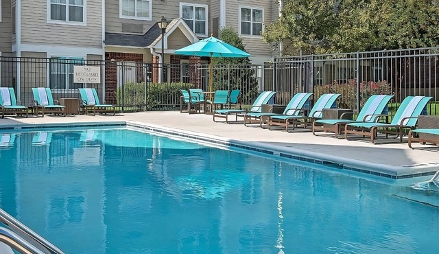 Pets Allowed! Large Unit w/Full Kitchen & Living Area! Offers FREE Breakfast!