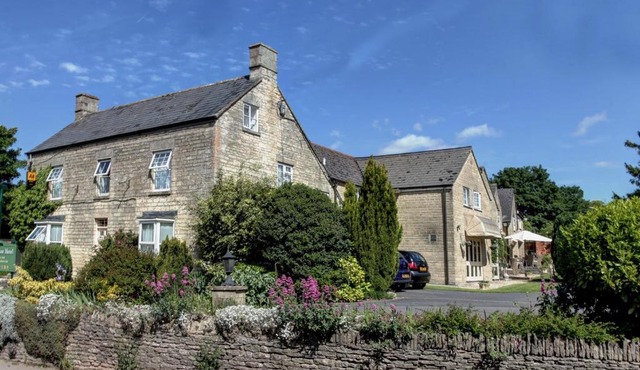 Pettifers Freehouse Hotel