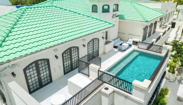 PH1-Luxury Oceanview 2BR Penthouse w/Rooftop Pool directly opp. Worthing Beach