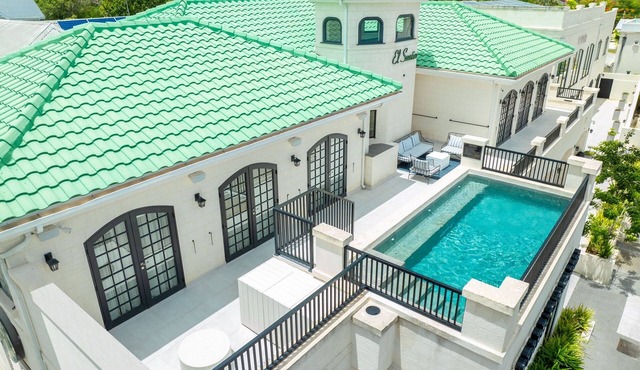 PH2 - Luxury Oceanview 2BR Penthouse w/Rooftop Pool directly opp. Worthing Beach