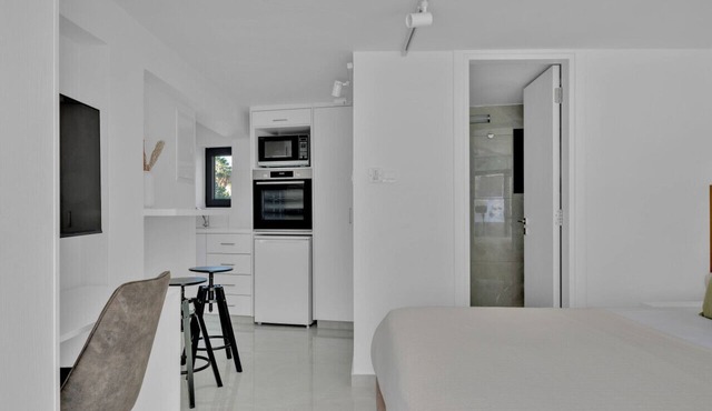 Phaedrus Living: Alkminis Luxury Flat Litore