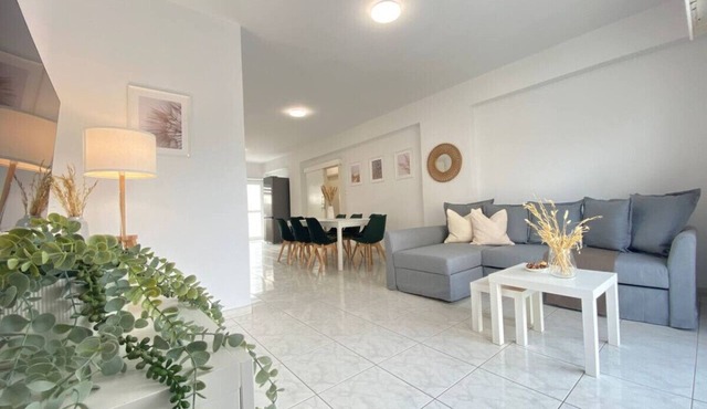 Phaedrus Living: Down Town Flat Stephania 302