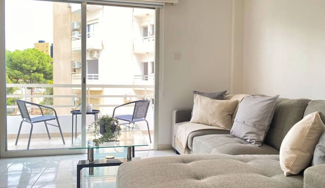 Phaedrus Living: Down Town Flat Nestoras 301