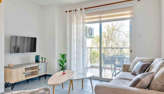 Phaedrus Living: Modern City Flat Elpida