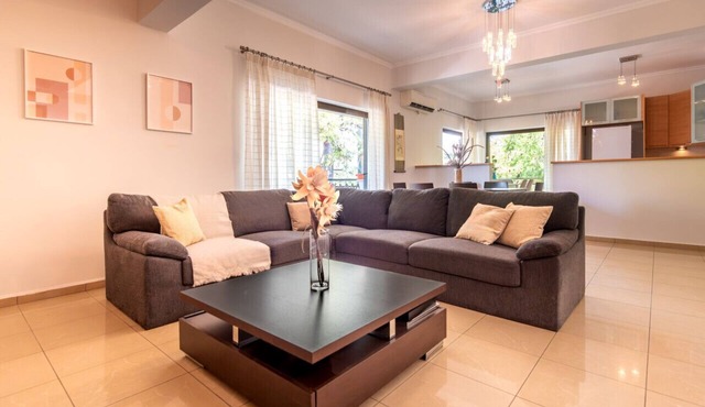 Phaedrus Living: Moschato City Flat