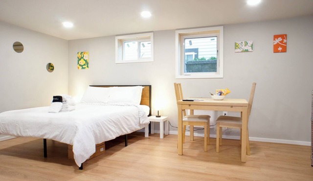 Phenomenal studio in Seattle perfect for your city getaway near UW with Parking