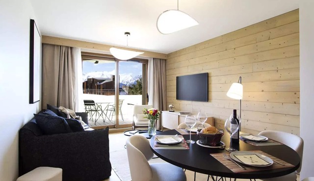 PHOA02 Spacious apartment with one en suite bedroom and a guest room with a bathroom, right at the slopes, with a garden, in a re