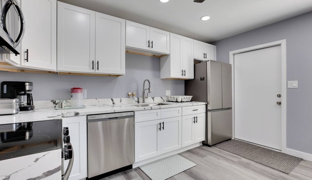 Phoenix Apartment: 13 Mi to Old Town!