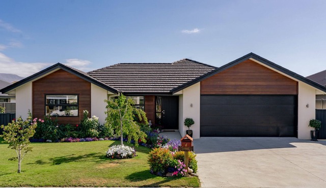Phoenix Peace - Cromwell Holiday Home