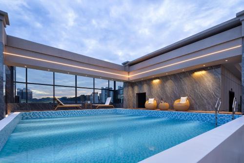 Phoenix Sky Pool Hotel-Newly Opened 2026 Free Pick-up Service Rooftop Infinity Pool Kids Playground On-site Café Near Fenghuang Scenic Area