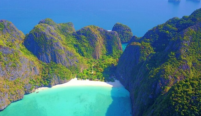 Phuket to Koh Phi Phi: Snorkel and Sightseeing Tour with Lunch