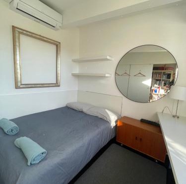 Piccola camera in appartamento condiviso con terrazza vista mare, shared flat