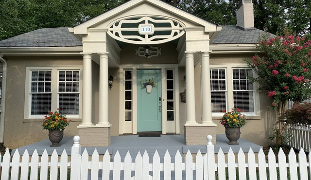 Picket Fence Cottage~ walk to MTSU and the historic downtown square!