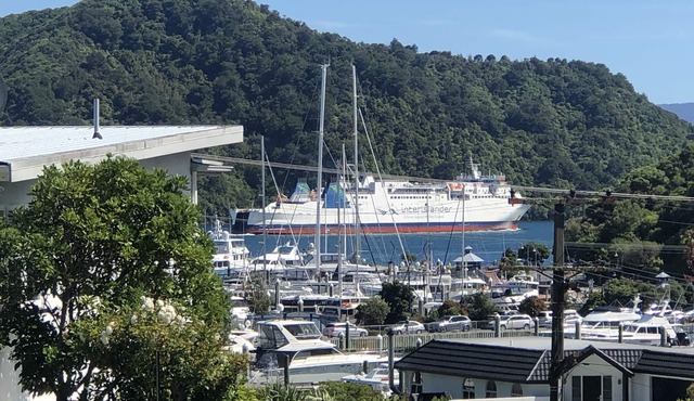 Picton~marina views large 2 storey 5 bedroom short stroll to town and foreshore